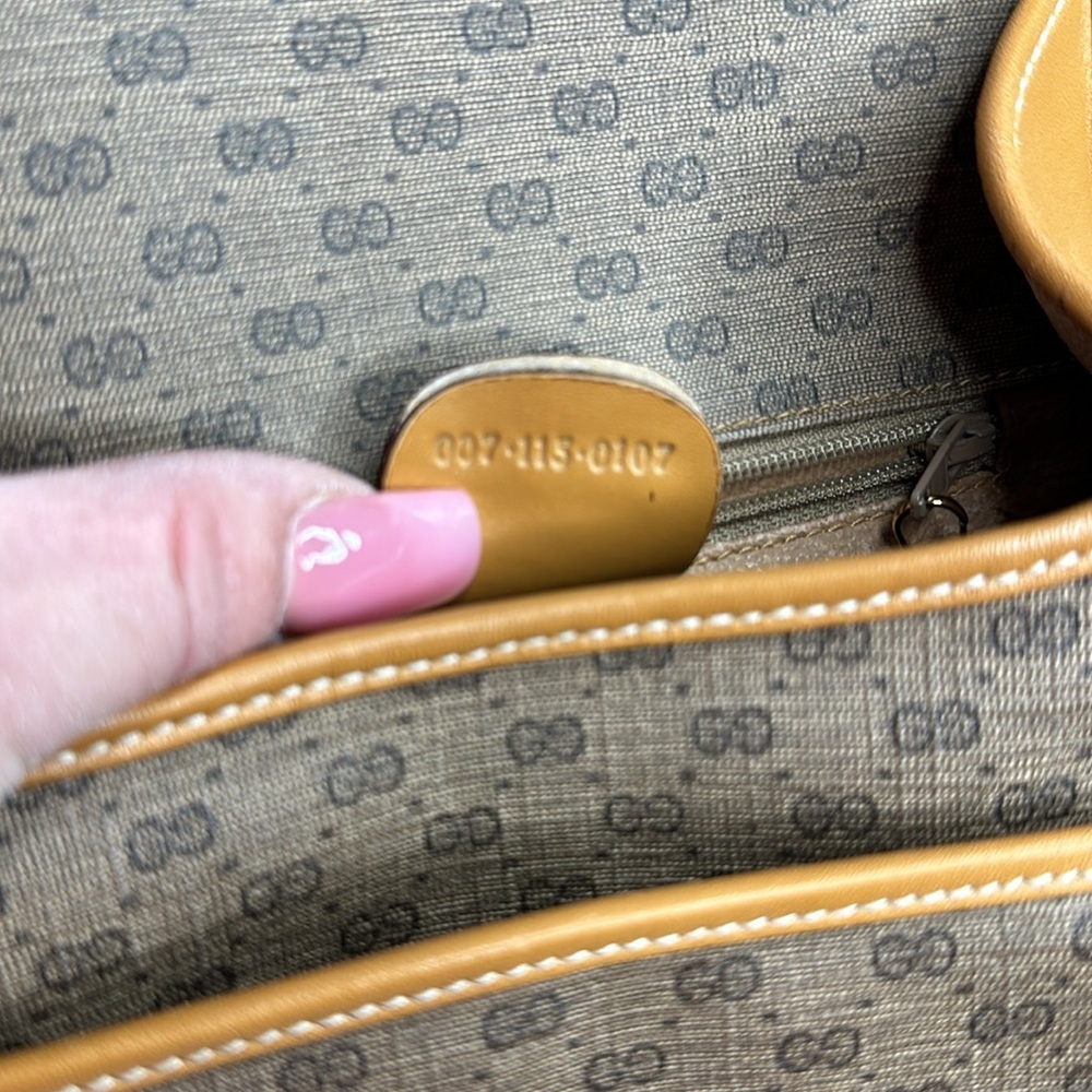 GUCCI Leather Crossbody ~EUC - Picture 12 of 17